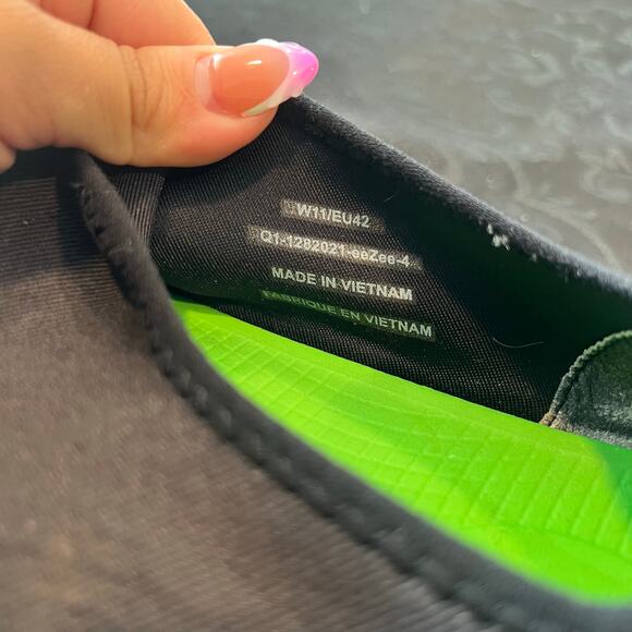 Oofos black shoes size 11 women - Picture 9 of 10